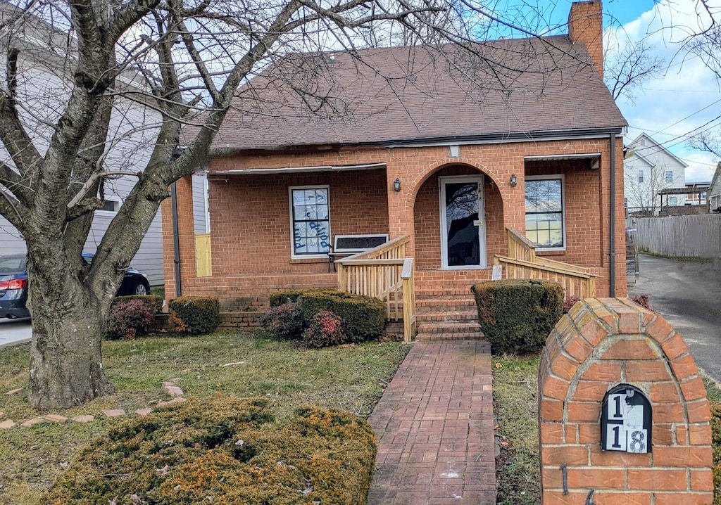 view of front facade with a front lawn