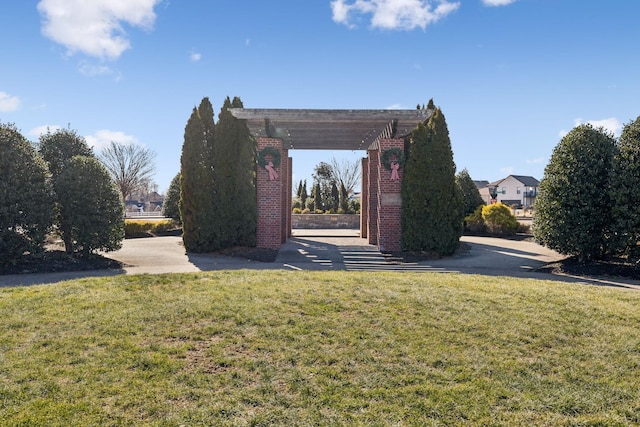 view of yard featuring a pergola