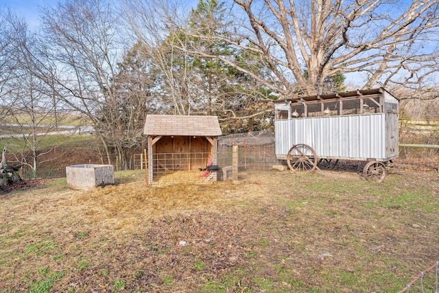 view of yard featuring an outbuilding