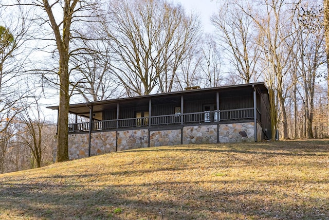 view of front of house with a front lawn