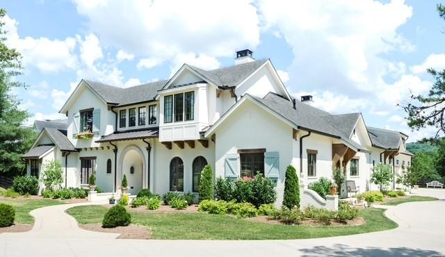 exterior space featuring a front yard