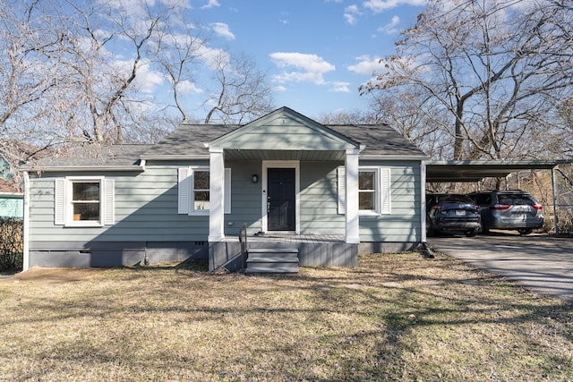 view of front of home with a front lawn and a carport