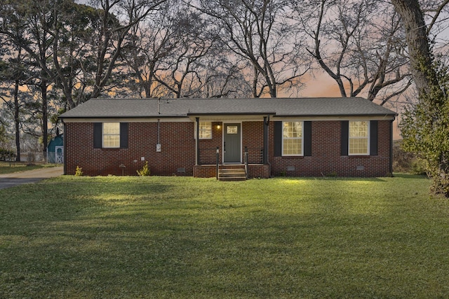 single story home featuring a lawn