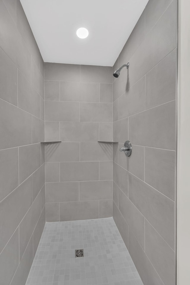 full bathroom featuring a tile shower