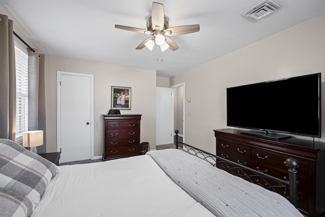 bedroom with ceiling fan