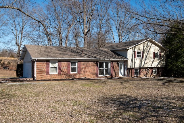 view of front of home featuring a garage and a front yard