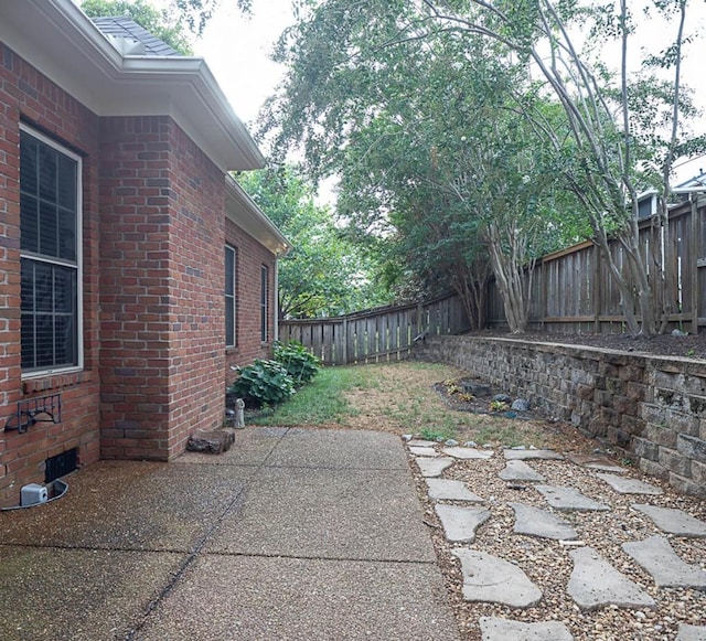 view of yard featuring a patio area