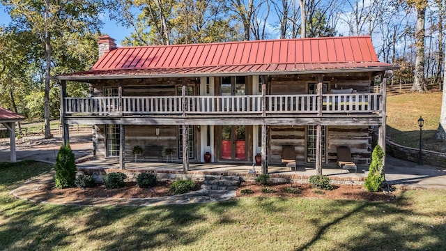 view of front facade featuring a front yard and a patio