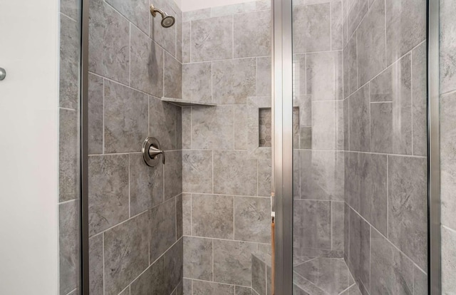 bathroom featuring a tile shower