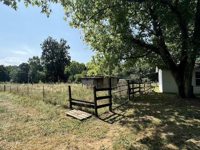 view of yard featuring a rural view