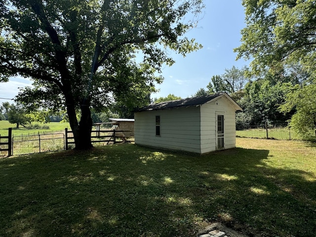 view of yard featuring a storage shed