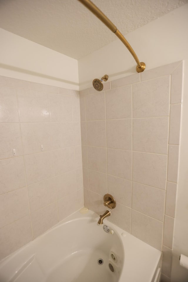 bathroom featuring tiled shower / bath combo