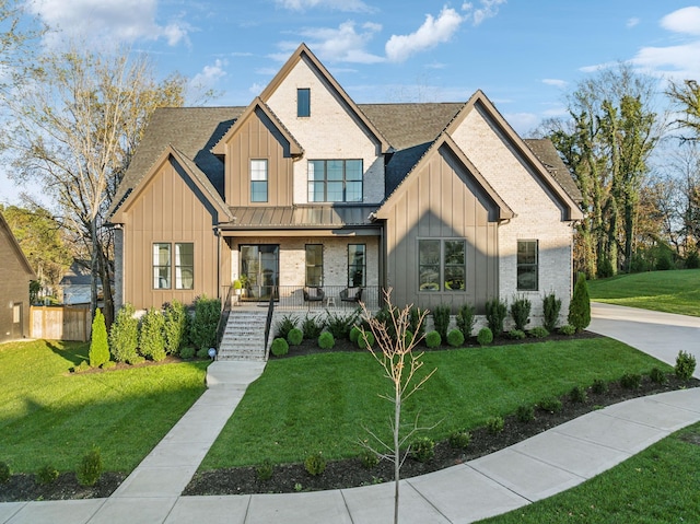 view of front facade featuring a porch and a front yard