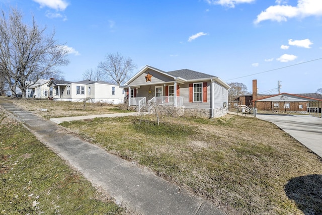 view of front of property featuring a front yard and a porch