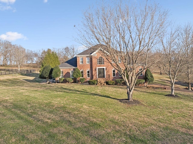 view of front of property featuring a front yard