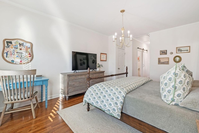 bedroom with hardwood / wood-style flooring, ornamental molding, a barn door, and a chandelier