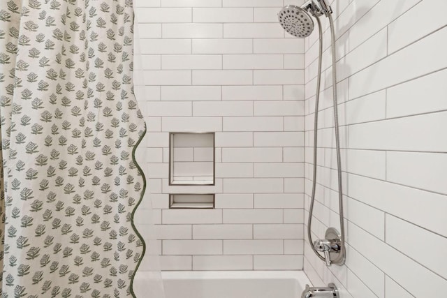 bathroom featuring tiled shower / bath combo