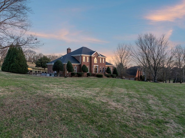 view of front of home featuring a lawn