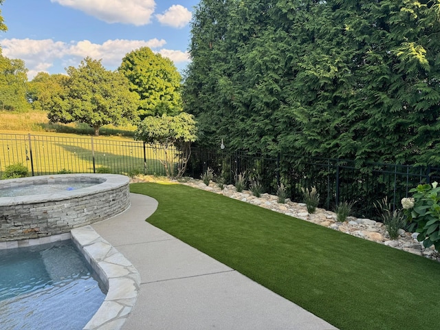 view of yard featuring an in ground hot tub