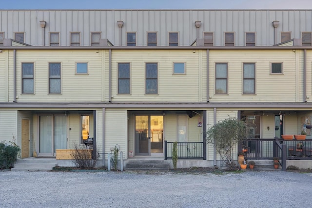 view of front of property featuring covered porch