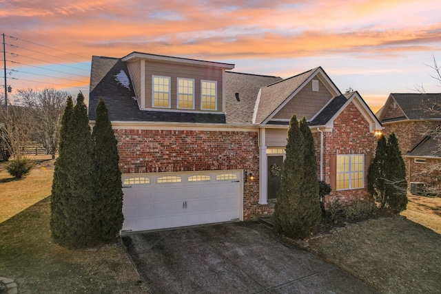 view of front of property featuring a lawn