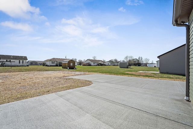 view of yard with a storage unit