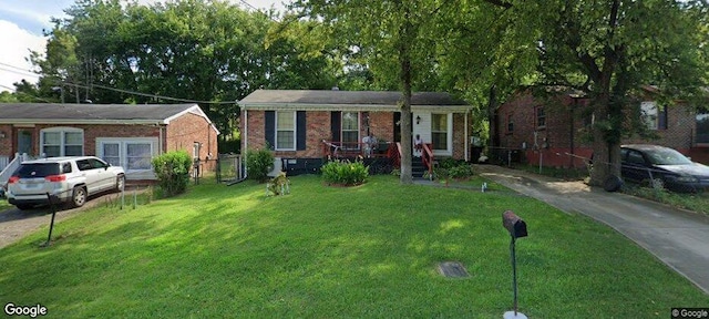 view of front of home featuring a front lawn