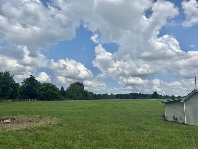 view of yard featuring a rural view