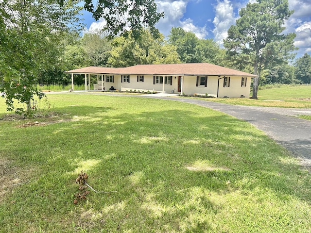 single story home with a front lawn