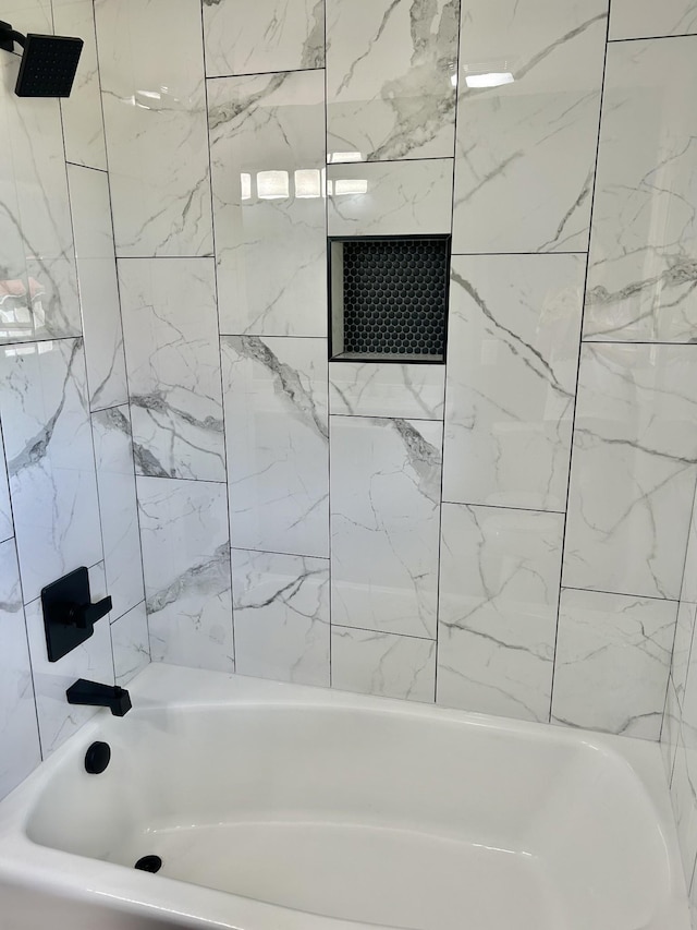 bathroom featuring tiled shower / bath combo