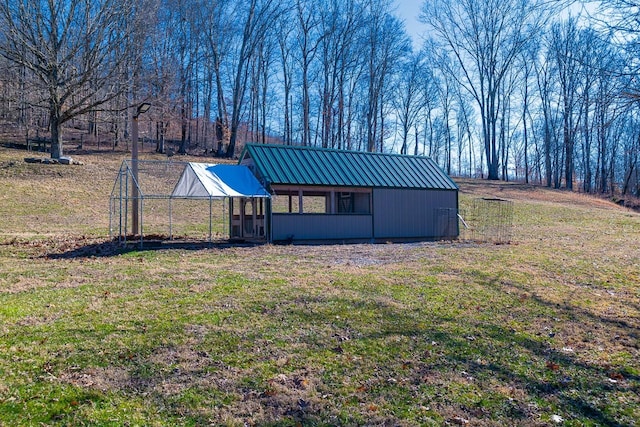 view of yard with an outbuilding