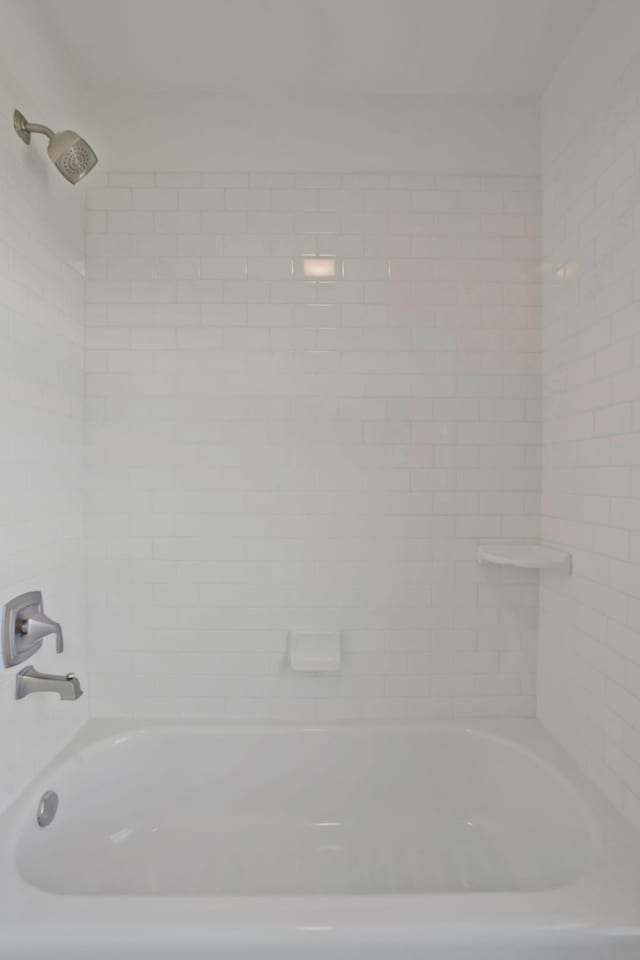 bathroom with tiled shower / bath combo