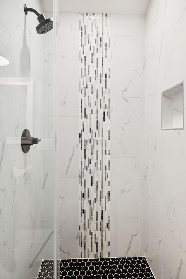 bathroom featuring a tile shower