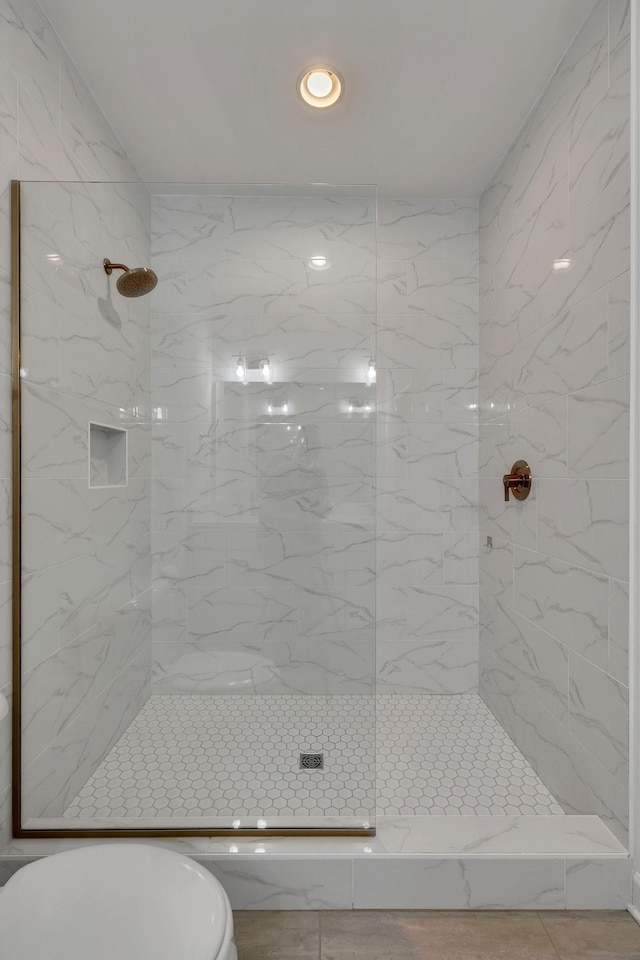 bathroom with toilet and tiled shower