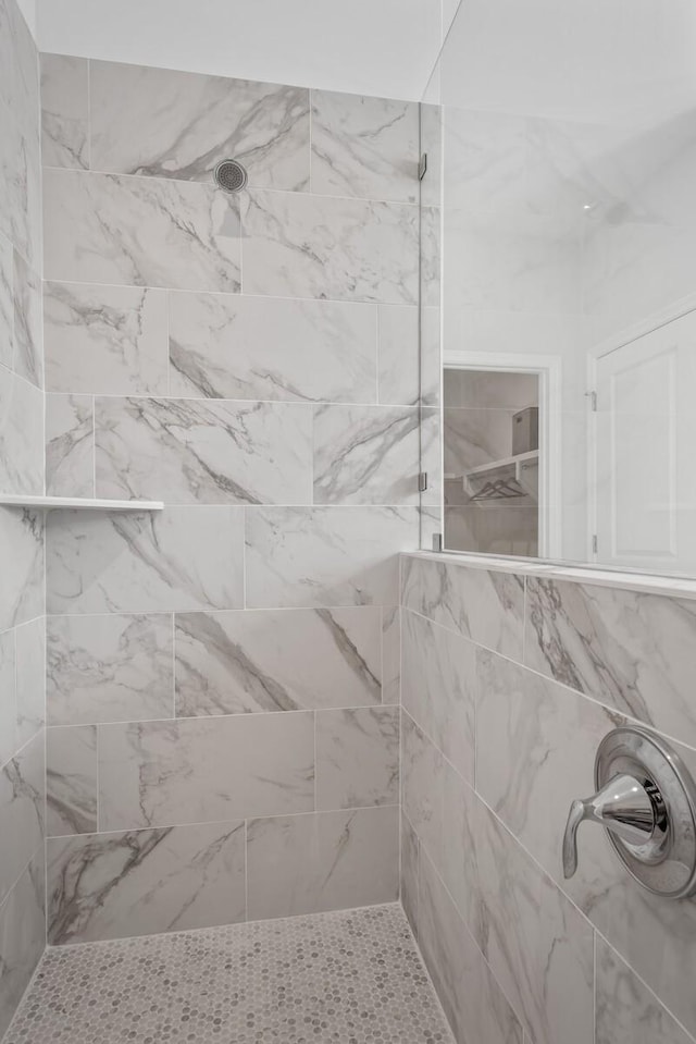 bathroom featuring a tile shower