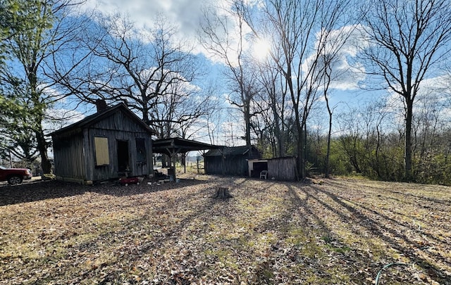 view of yard featuring a storage unit