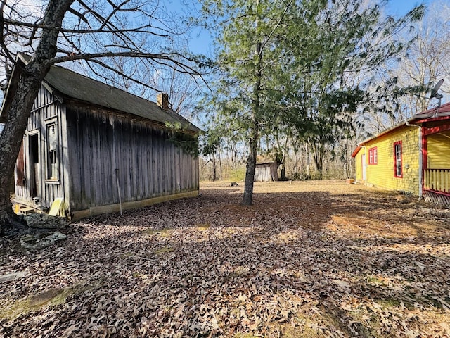 view of yard featuring an outdoor structure