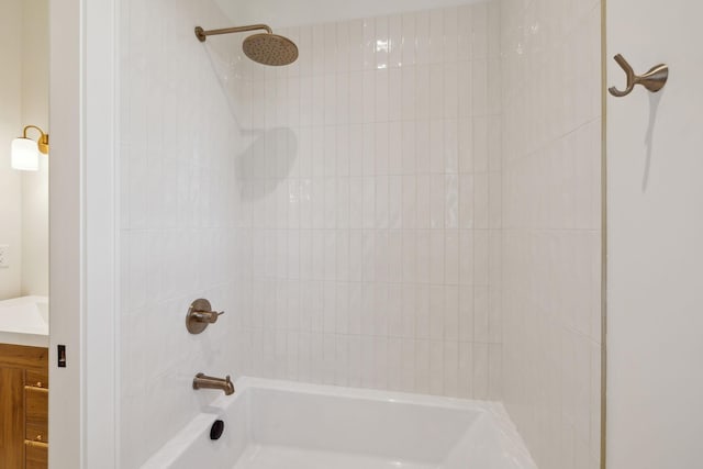 bathroom with tiled shower / bath combo