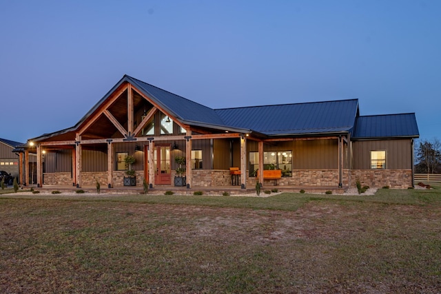 view of front of house featuring a yard