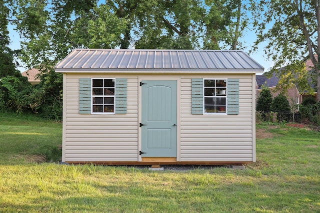 view of outdoor structure with a yard