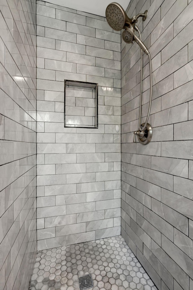 bathroom featuring tiled shower