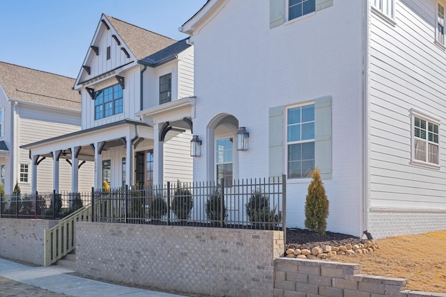 view of front of property featuring a porch