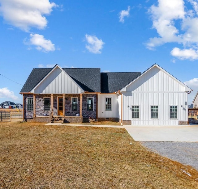 view of front of house with a front yard