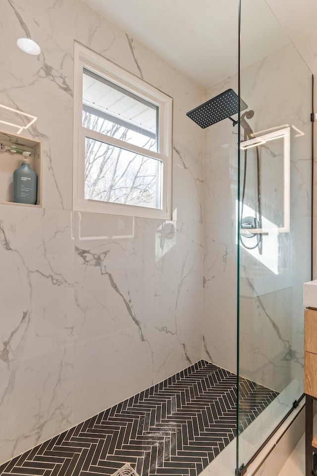 bathroom featuring tiled shower