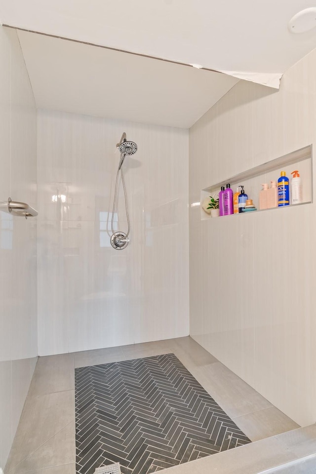 bathroom featuring tiled shower