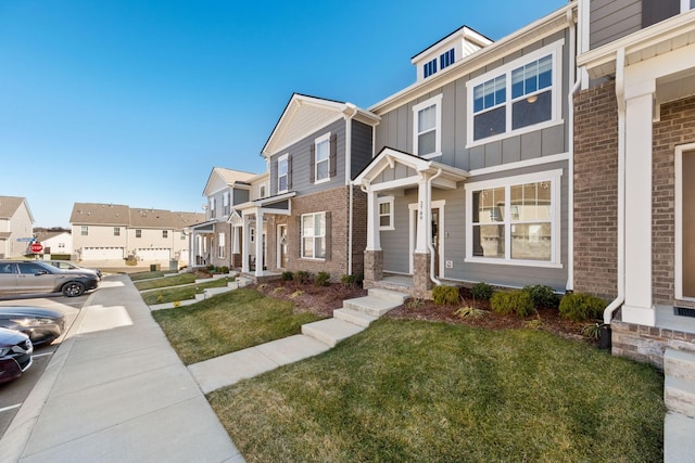 view of front facade featuring a front lawn