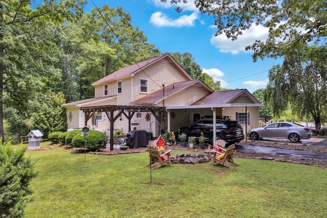 view of front of property featuring a front lawn and a carport