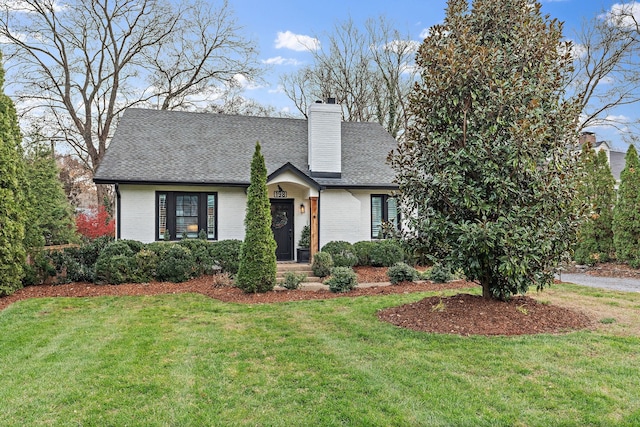 view of front facade featuring a front lawn