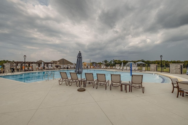 view of swimming pool