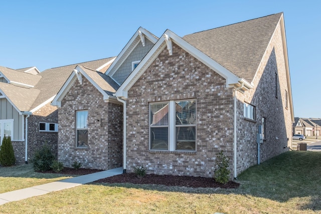 view of front of house with a front lawn